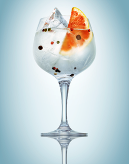 Gin balloon with ice, pink grapefruit and peppercorns.